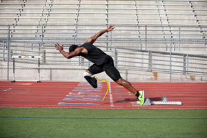 A man wearing the Cheetah Leg on his right leg runs on a running track.